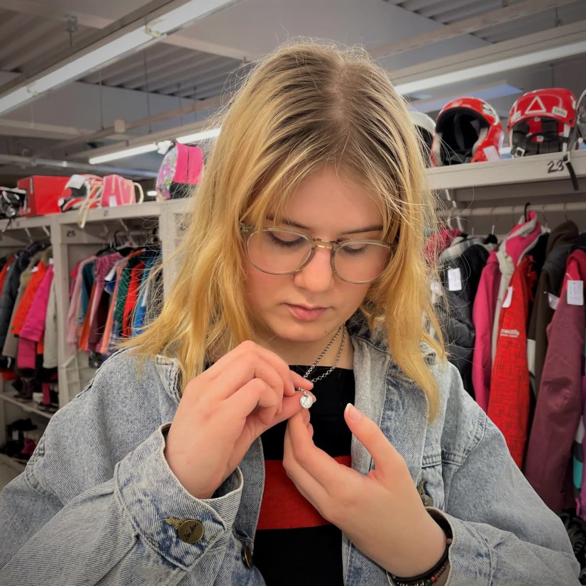Rita Sirviö esittelee äidiltään samaa kaulakorua.