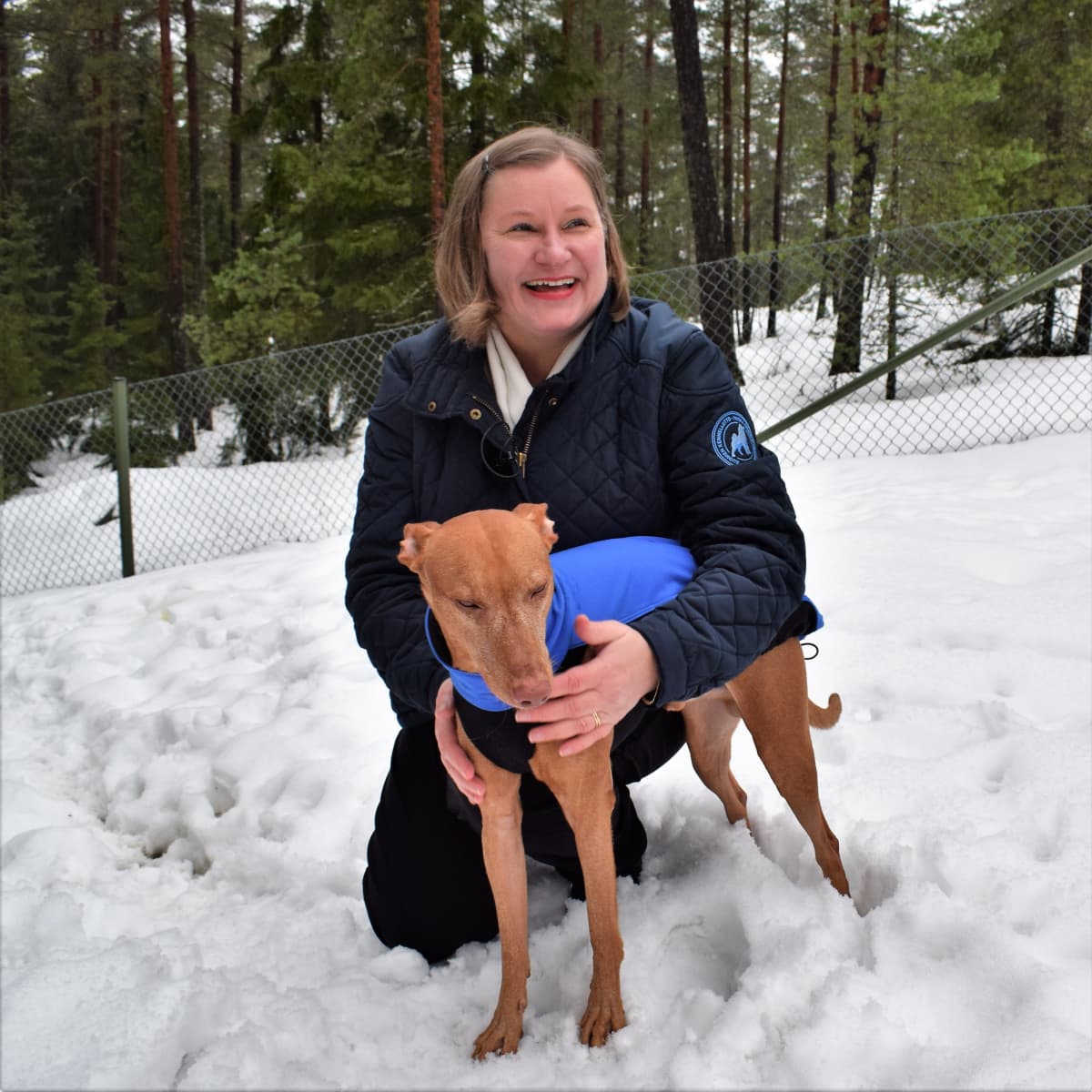 Kennelneuvoja Sanna Koponen etnankoiransa kanssa Naantalissa