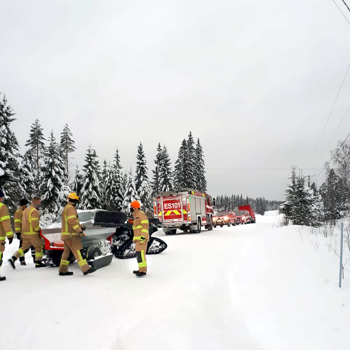 Pelastajat auttoivat Kati Kinnusen metsästä.