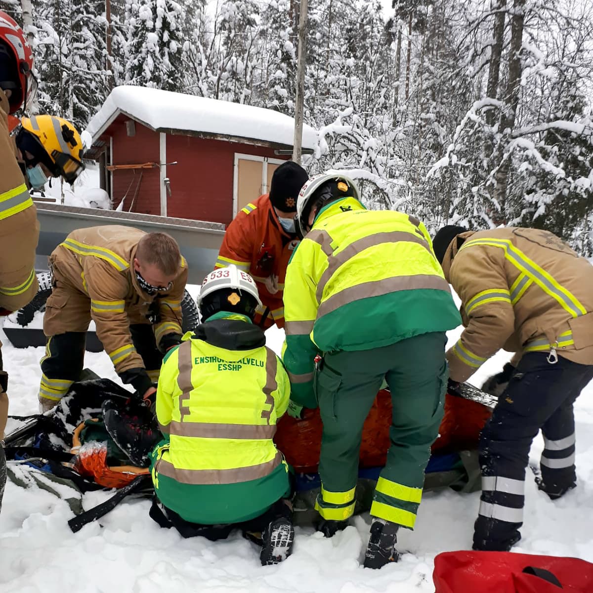 Pelastajat auttoivat Kati Kinnusen metsästä.