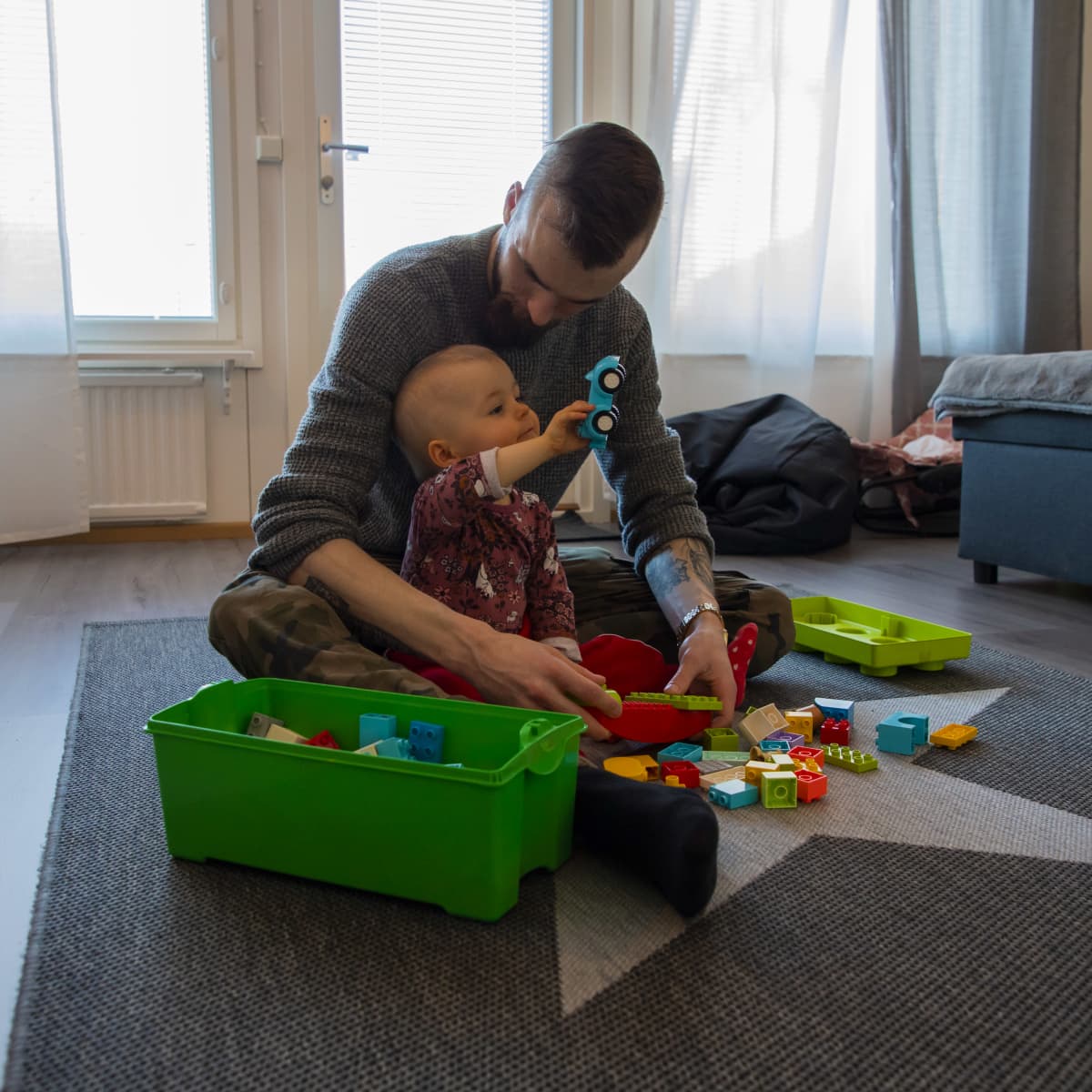 Janne Tiensuu leikkii kaksi vuotiaan tyttönsä Alexandran kanssa