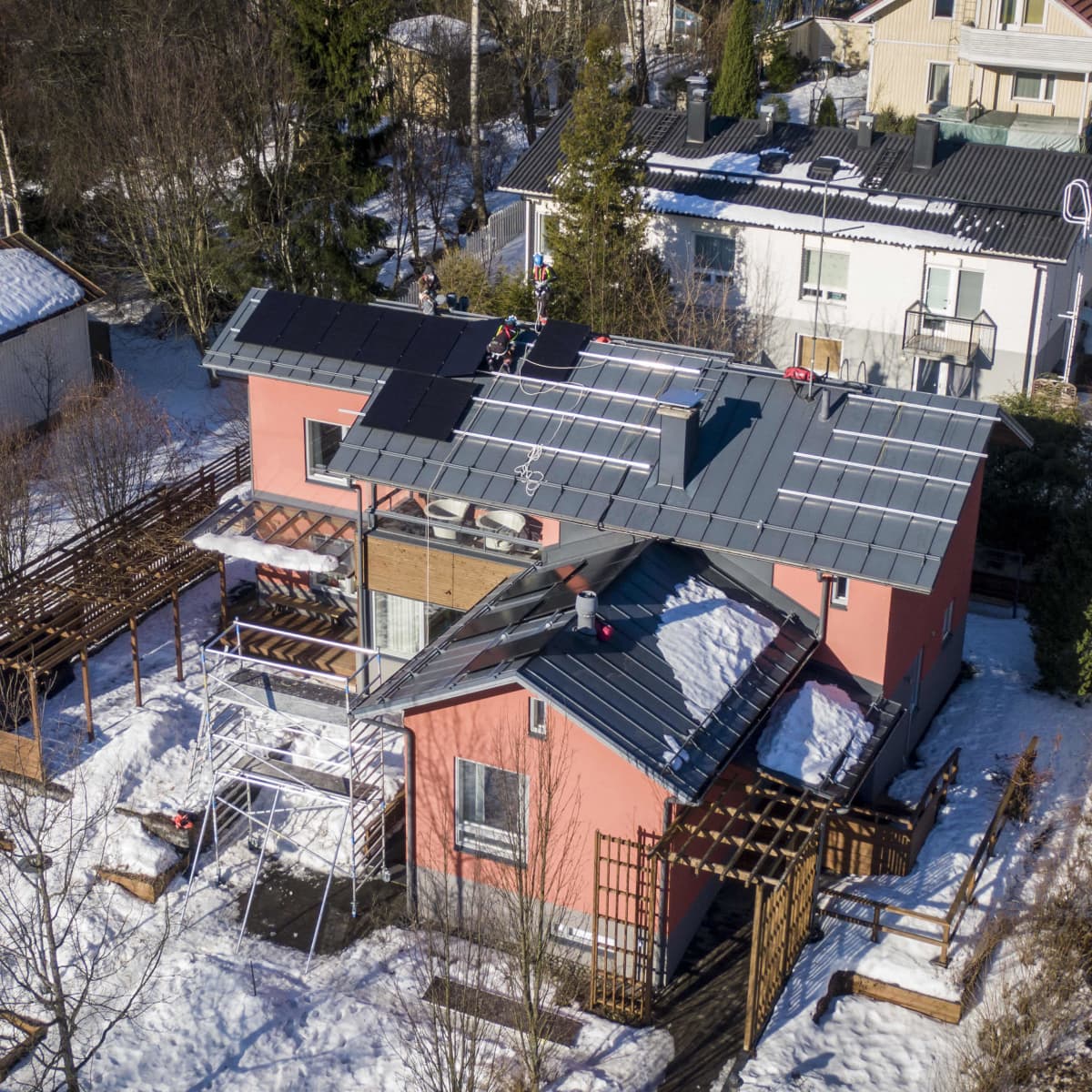 Aurinkopaneeleiden asennusta omakotitalon katolle helsingissä.