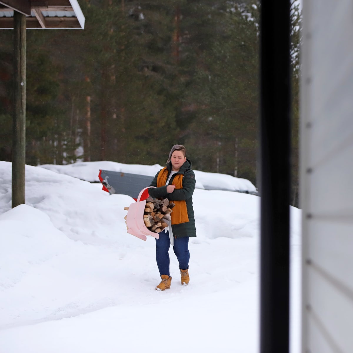 Juvalainen Anna-Mari Hangas-Tuovinen hakee polttopuita etätyöpäivänsä ohessa.