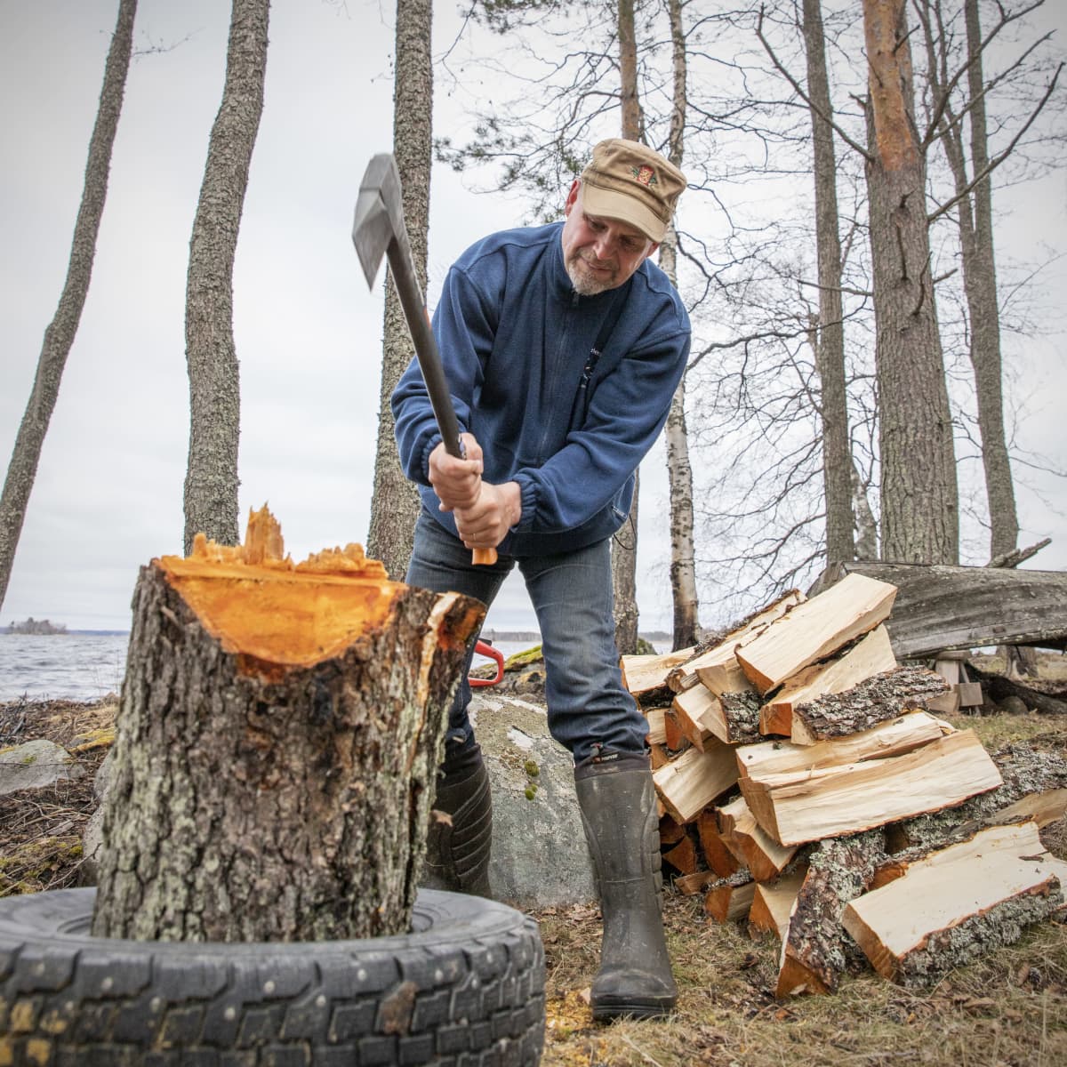 Kari Kulmala pilkkoo pöllejä polttopuiksi.