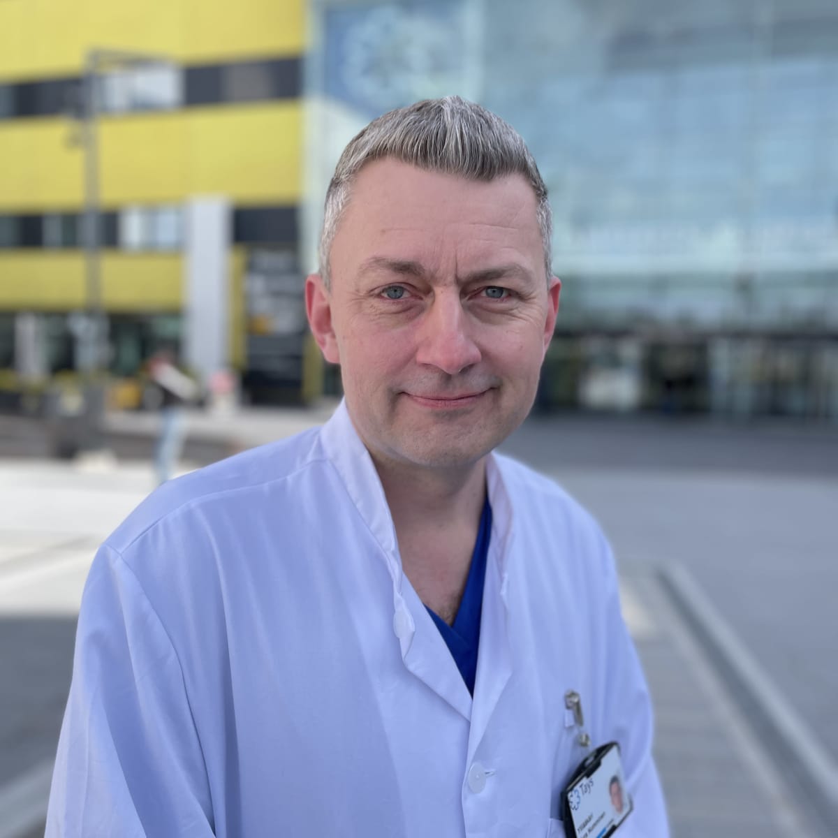 Jura Numminen Taysin pääsisäänkäynnin edessä