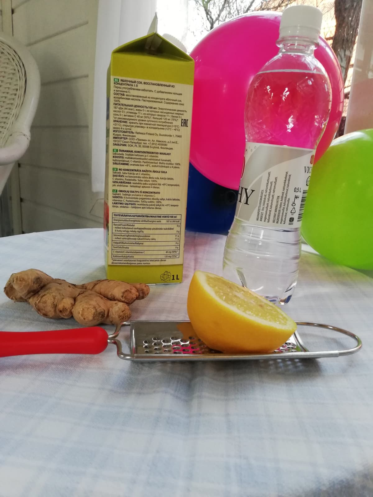 Pikasiman ainekset:omenamehu, kivennäisvesi, sitruuna ja inkivääri pöydällä.
