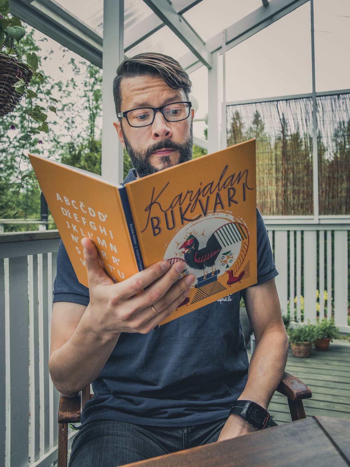 Niko Saatsi lukee karjalankielistä aapista.