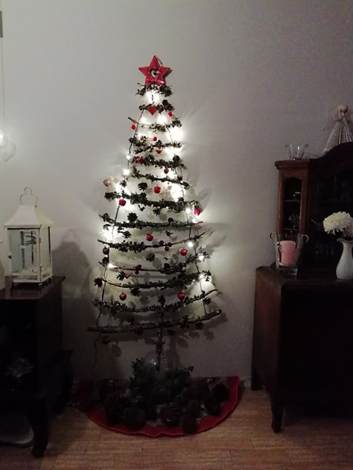 Seinälle vaakasuoraan kiinnitetyistä oksista syntyy koristellen joulukuusi.
