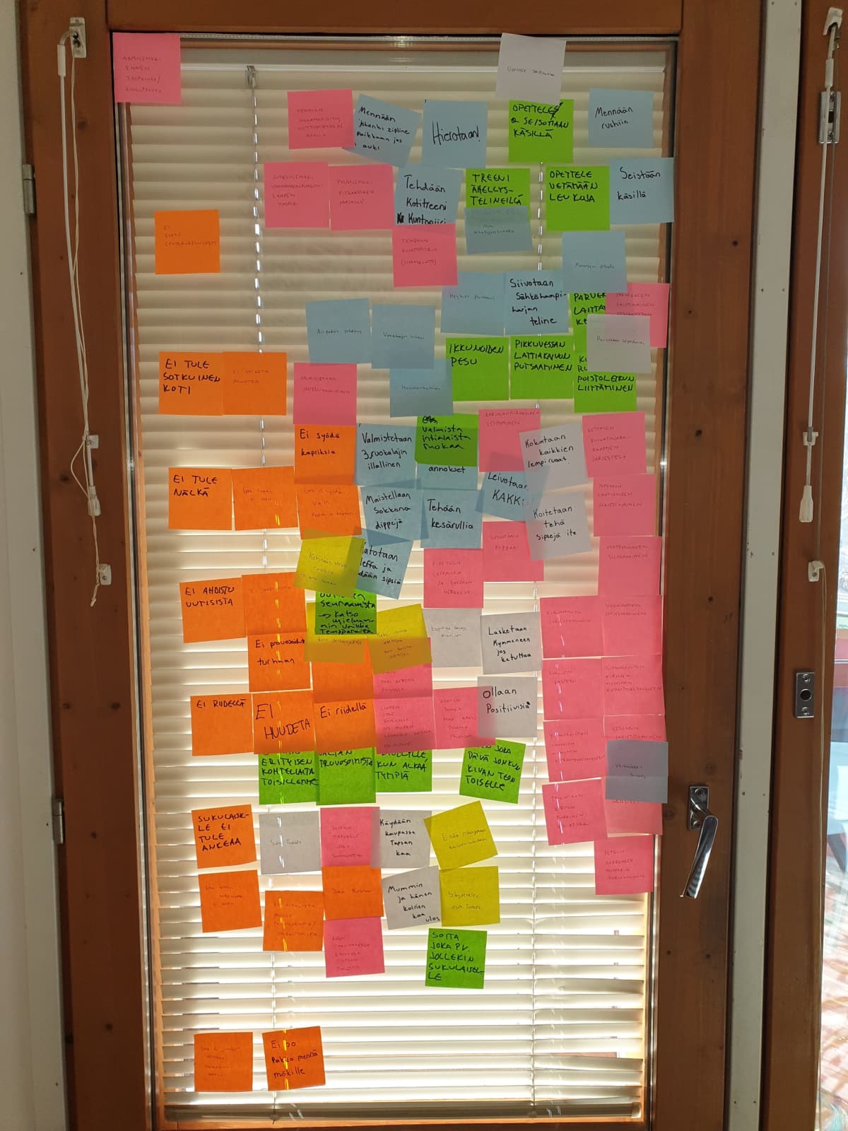 post it -lappuja ikkunassa