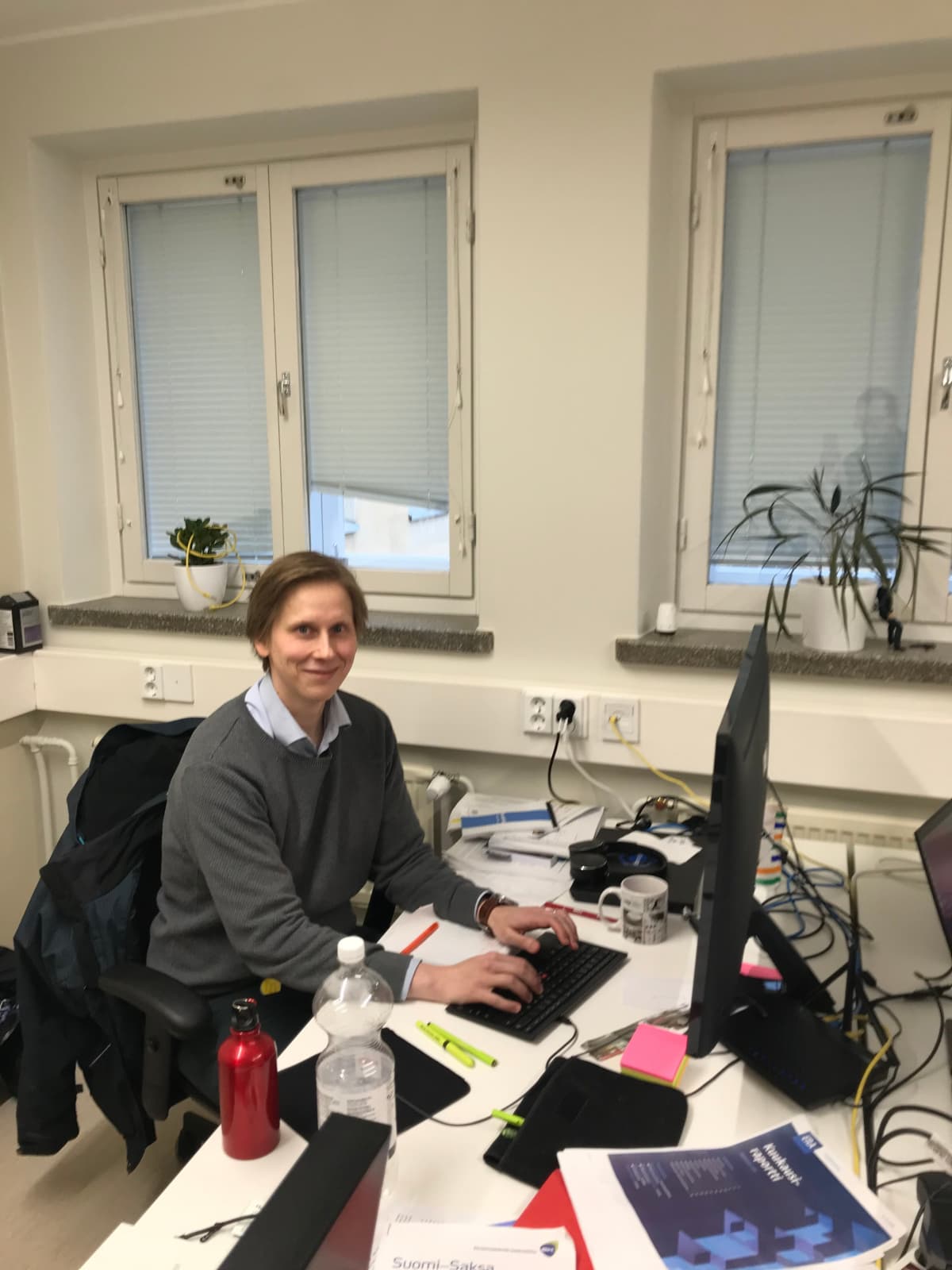 Robonomistin perustaja Juha Itkonen työhuoneellaan Maria01-startup-kampuksella.
