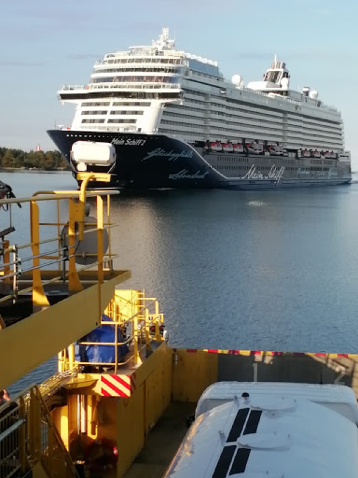 Mein Schiff -alus kuvattuna Korppoo-Houtskar -väliseltä lauttamatkalta.