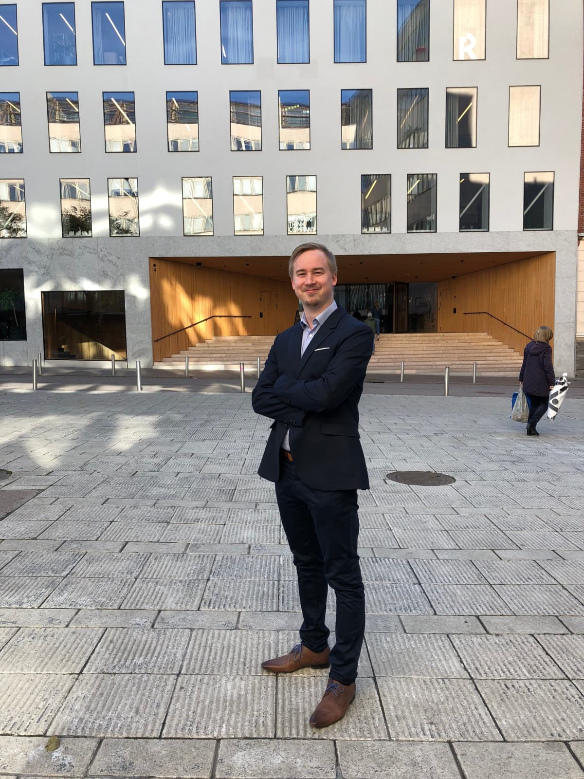Juuso Lumilahti seisoo Helsingin oikeustieteellisen tiedekunnan edustalla.