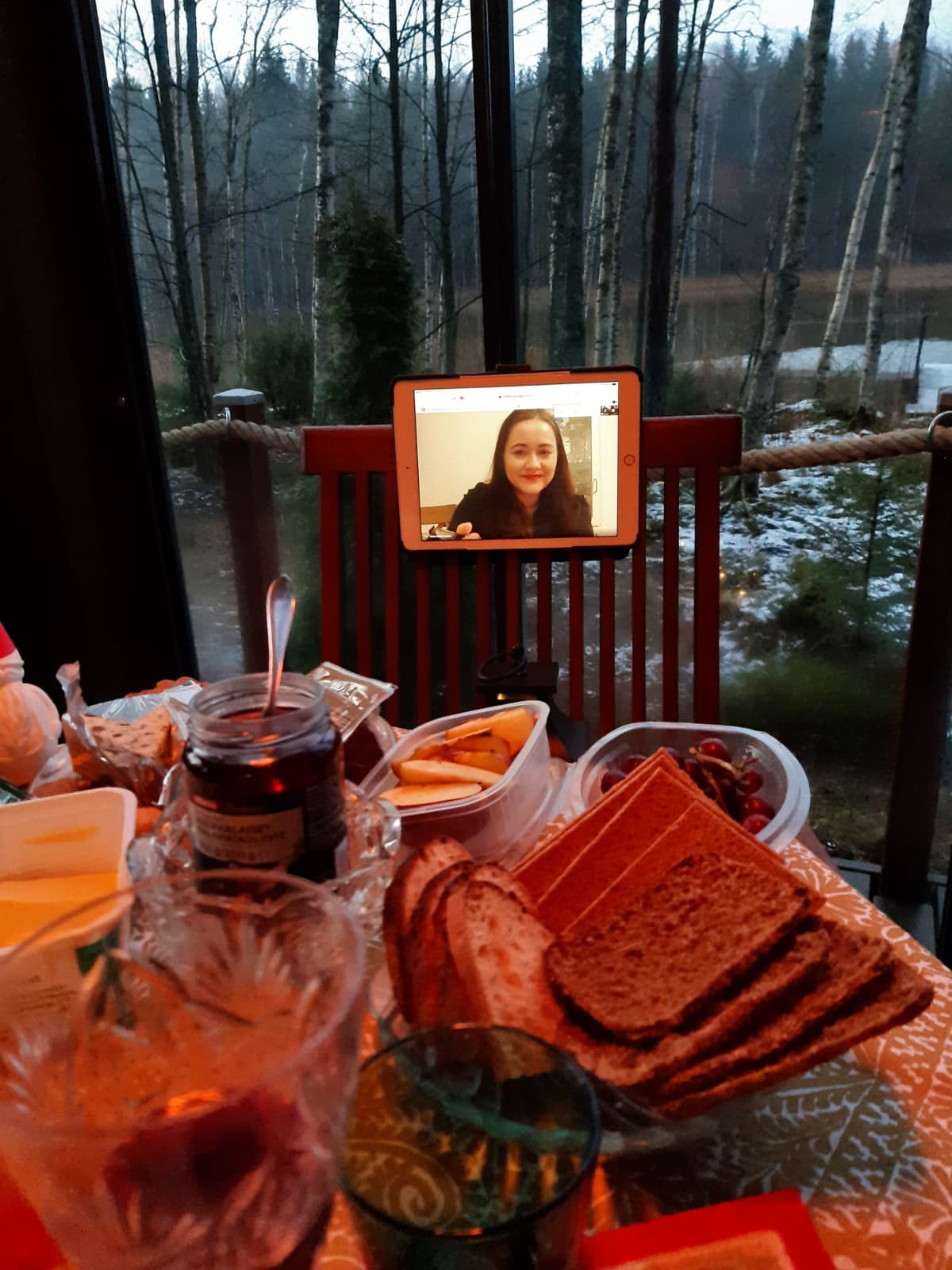 Anna-Sofia vanhempiensa kanssa joululounaalla