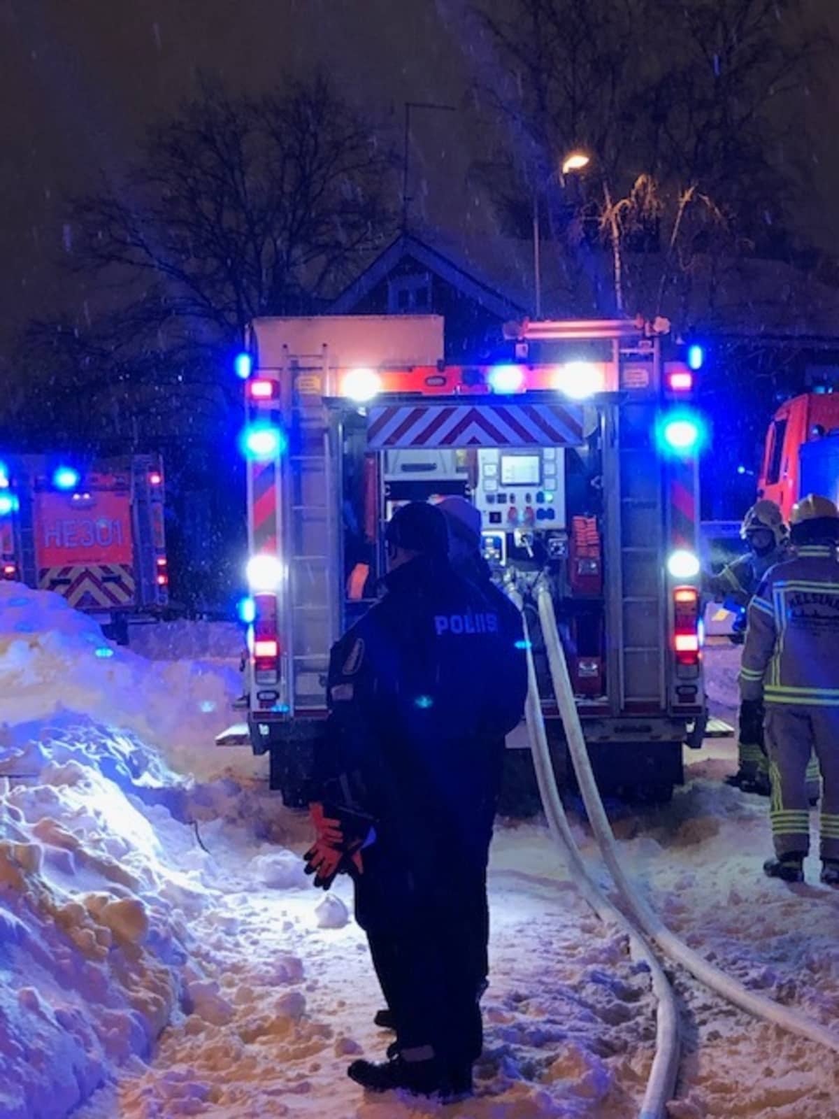 Poliisi ja pelastuslaitoksen yksikkö palopaikalla.