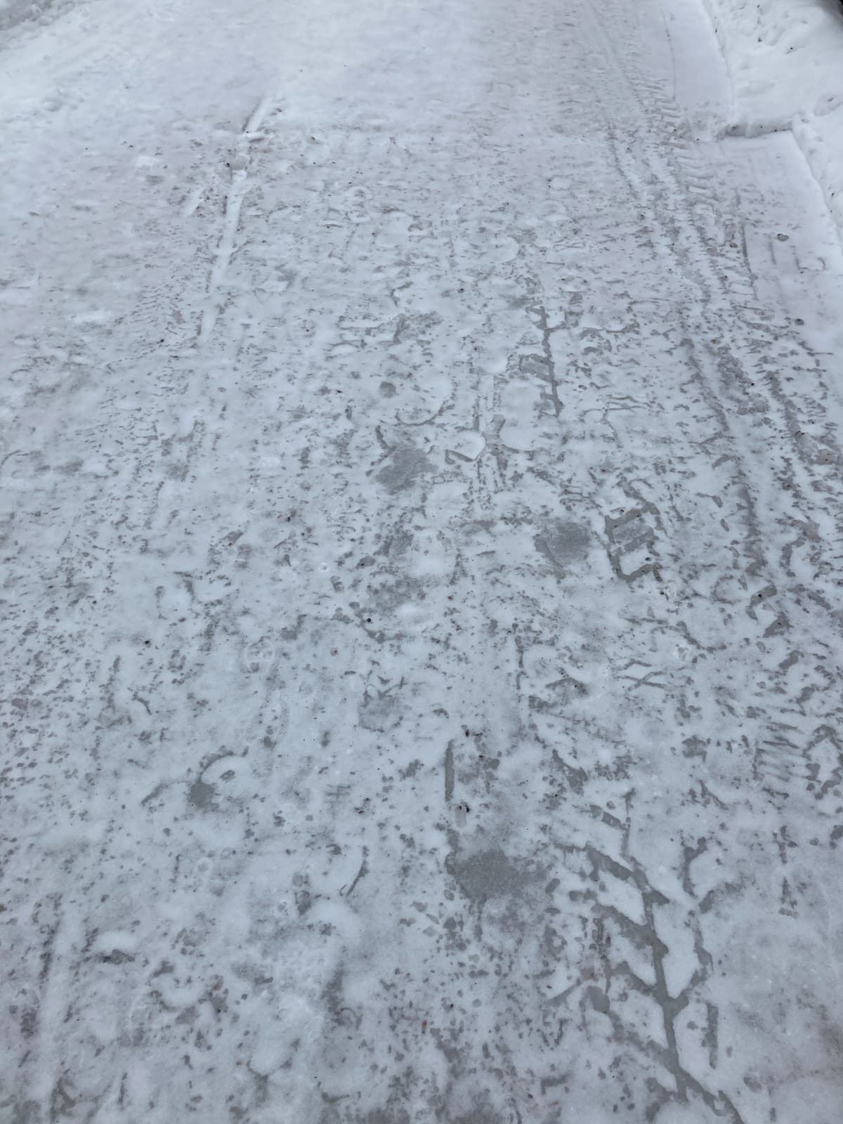 Jäätynyt kevyenliikenteenväylä.
