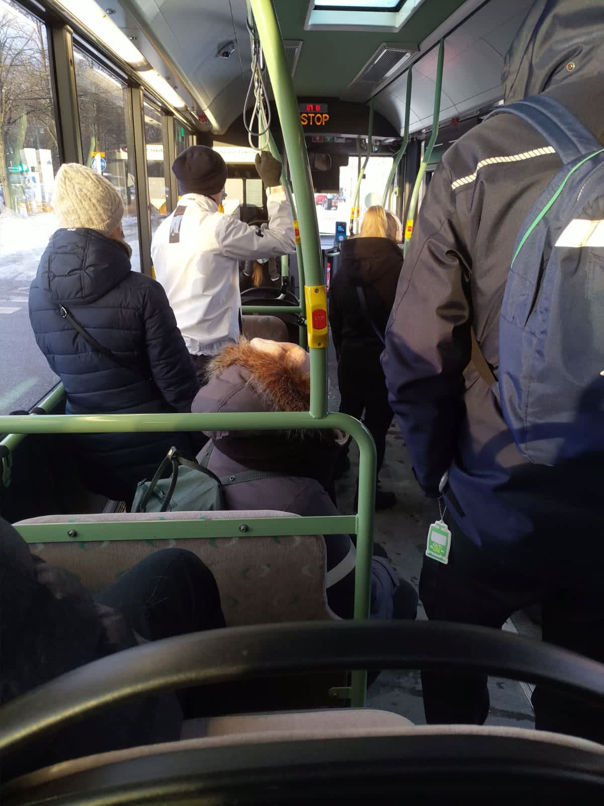 Bussissa 57 seisottiin tänä aamuna käytävällä.
