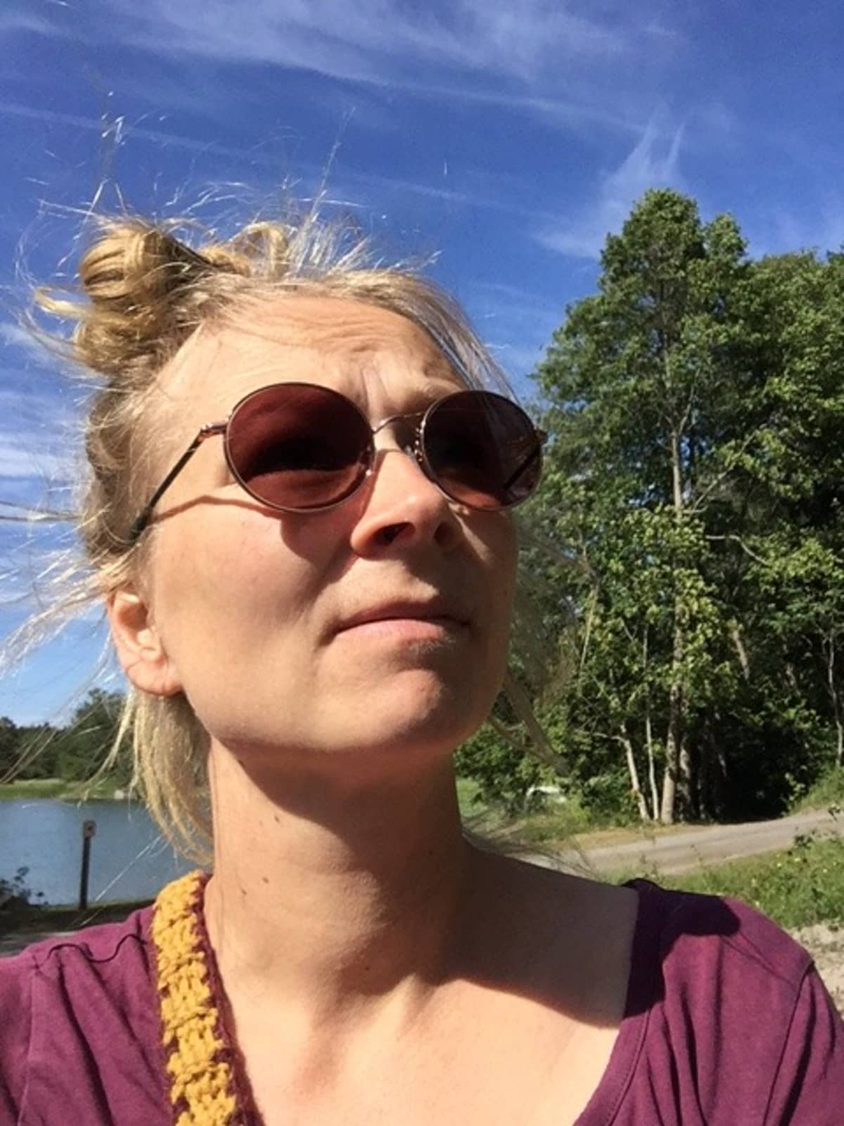 Maria Karikoski nauttii Roihuvuoren meren läheisyydestä.