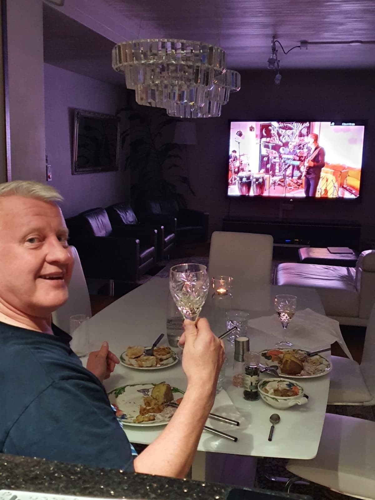Mies katsoo Miljoonasateen keikkaa Areenasta