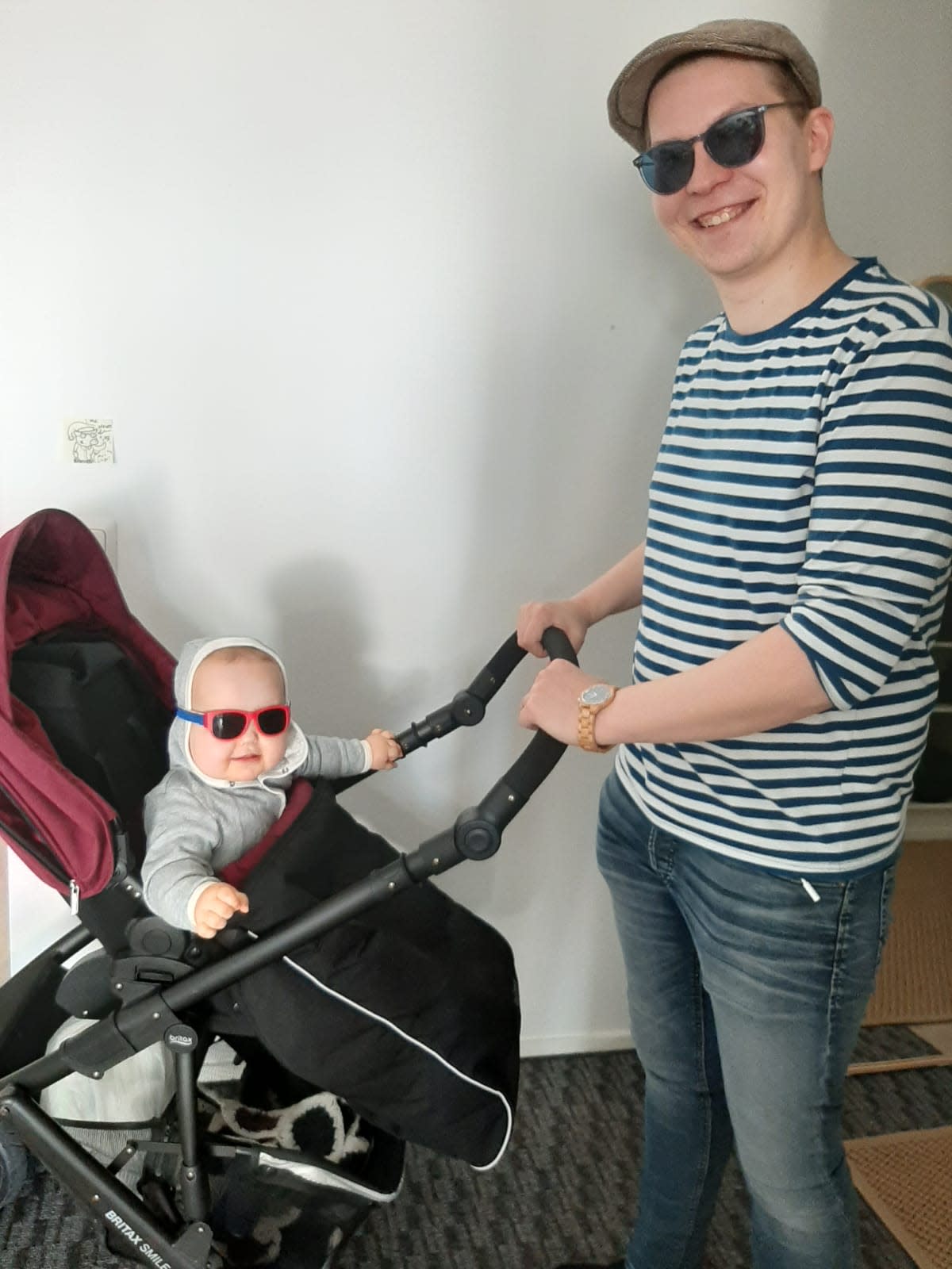 Eero Löytömäki lapsensa kanssa.