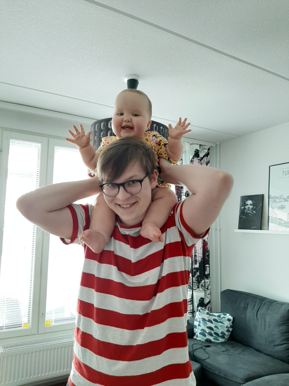 Eero Löytömäki lapsensa kanssa.