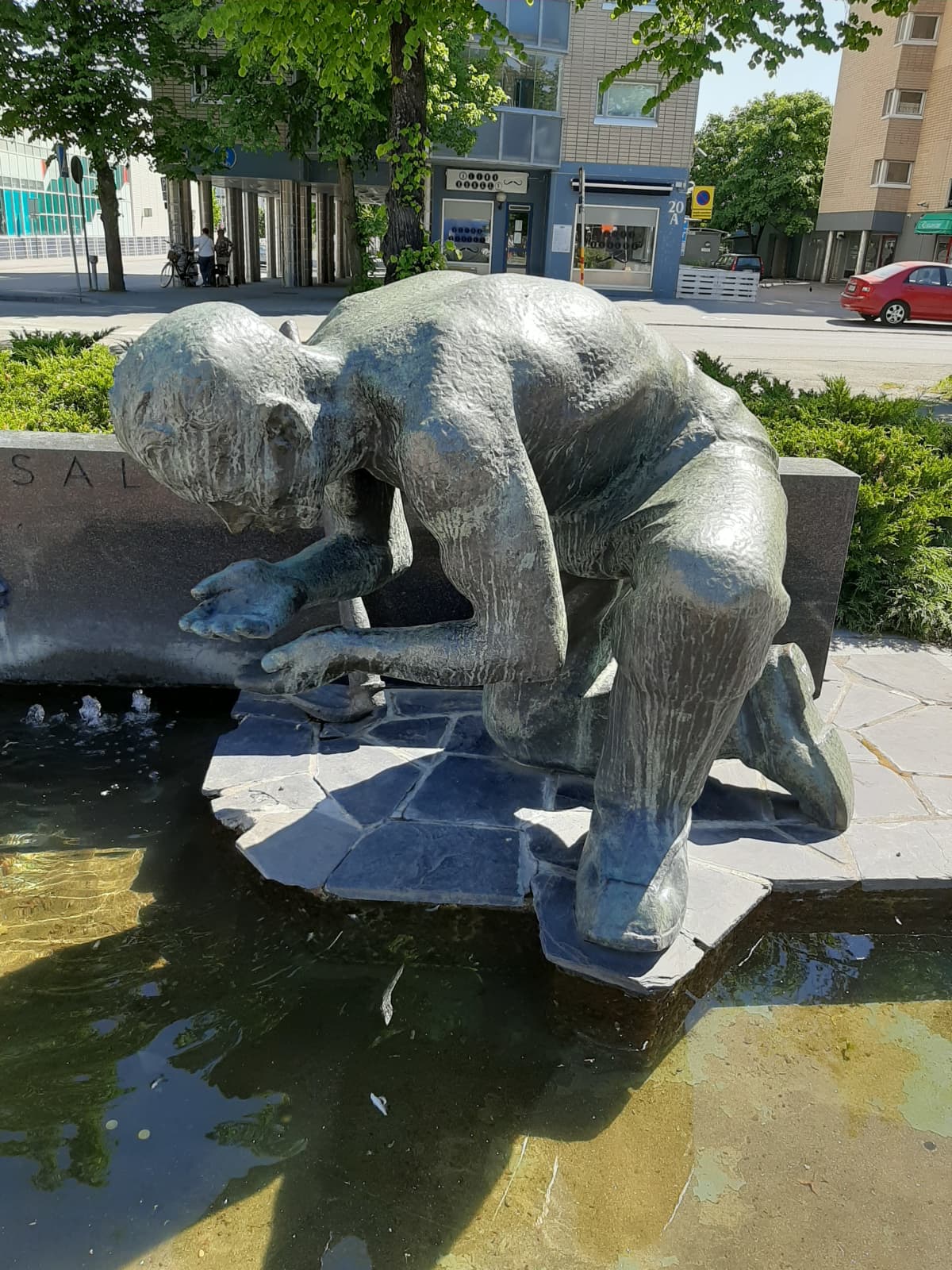 Eetu Salinin muistomerkki Porin keskustassa.