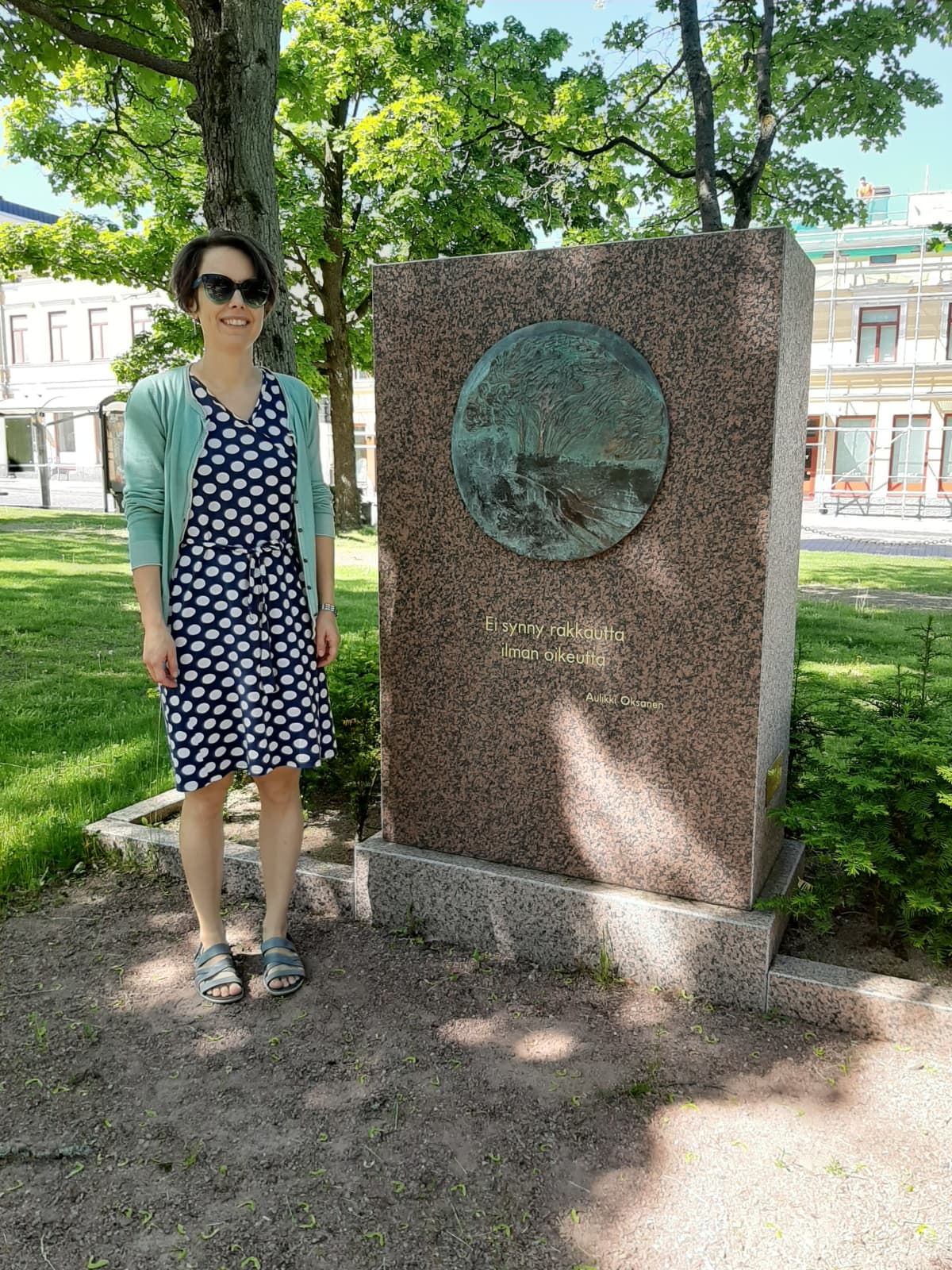 Intendentti Anni Suisto punaisten muistomerkillä Porissa.