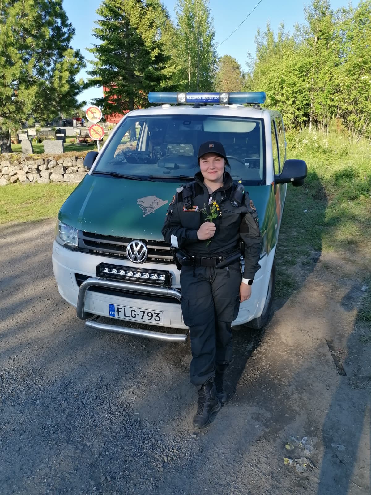 Kuvassa on rajavartijana toimiva Heidi Mustonen.