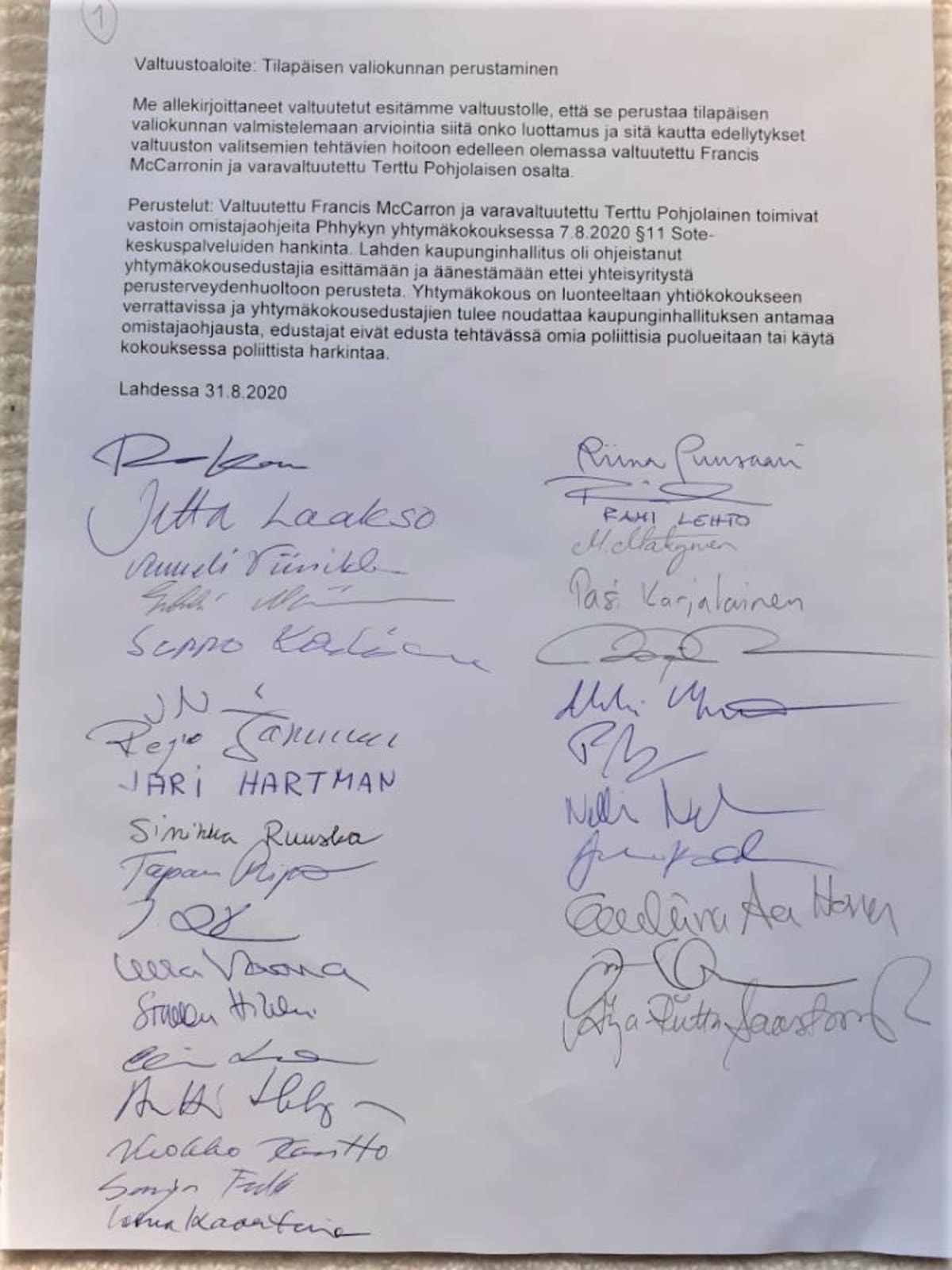Valtuustoaloite, jossa 31 allekirjoitusta alla.