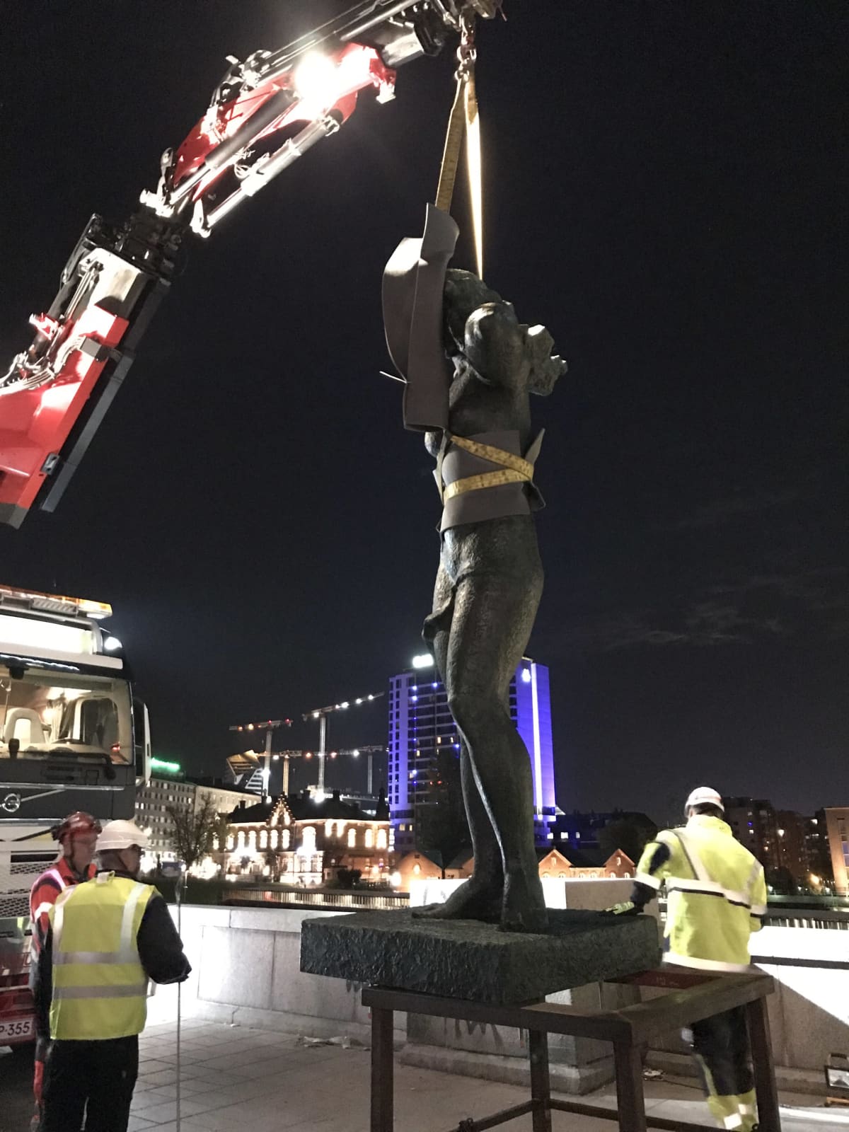 Suomen neito -patsas pystytetään Hämeensillalla Tampereella.