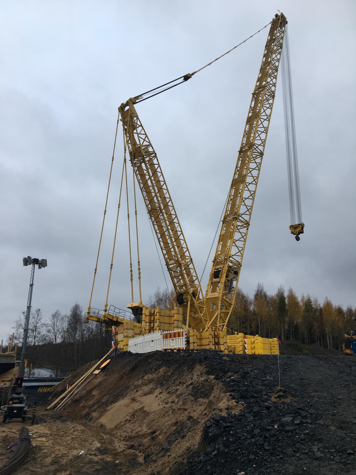 Kiiminkijoen ylittävän sortuneen sillan nostoon tarvitaan järeä nosturi.