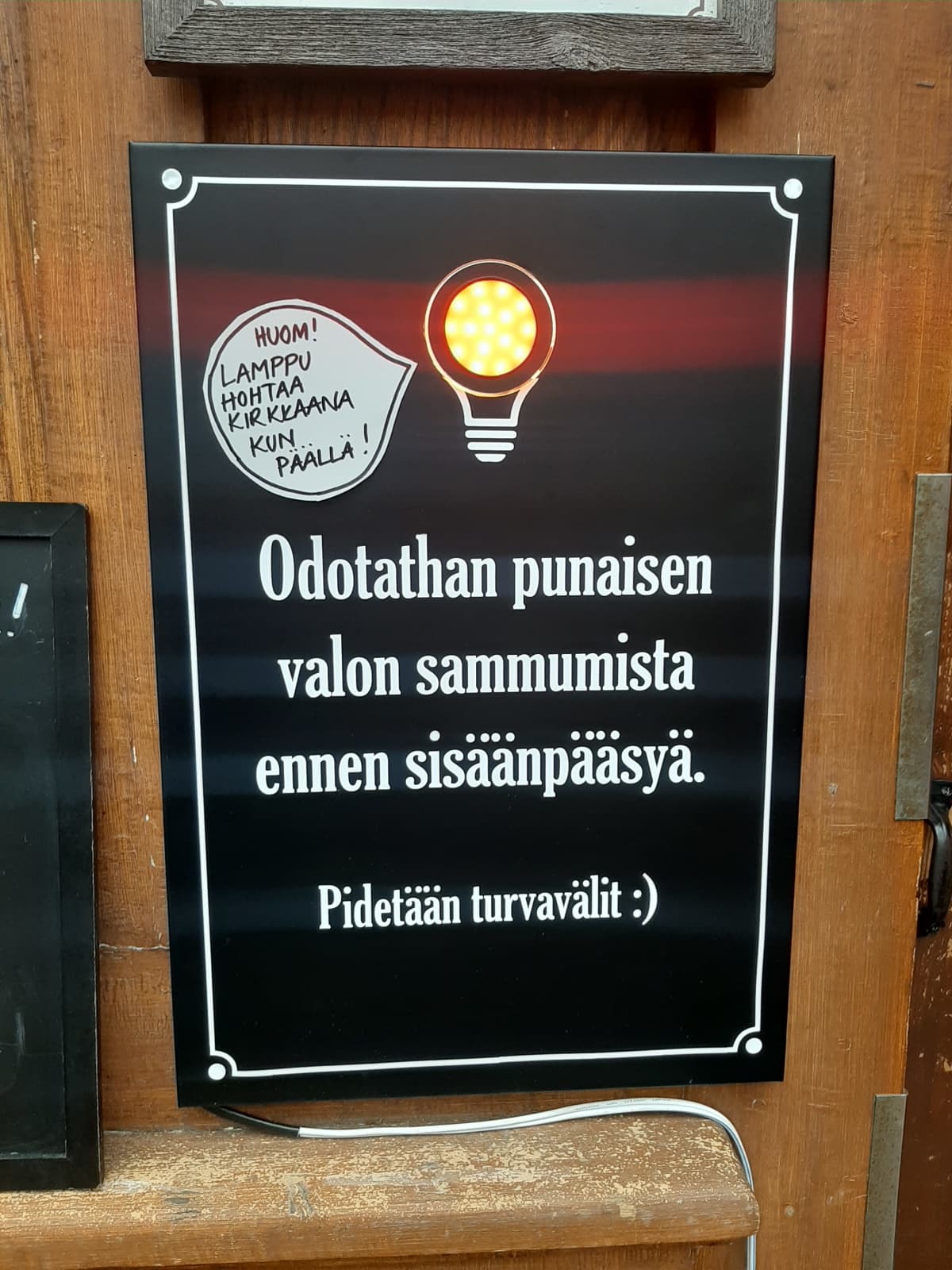 Liikennevalo Tallipihan Suklaapuodin ovessa