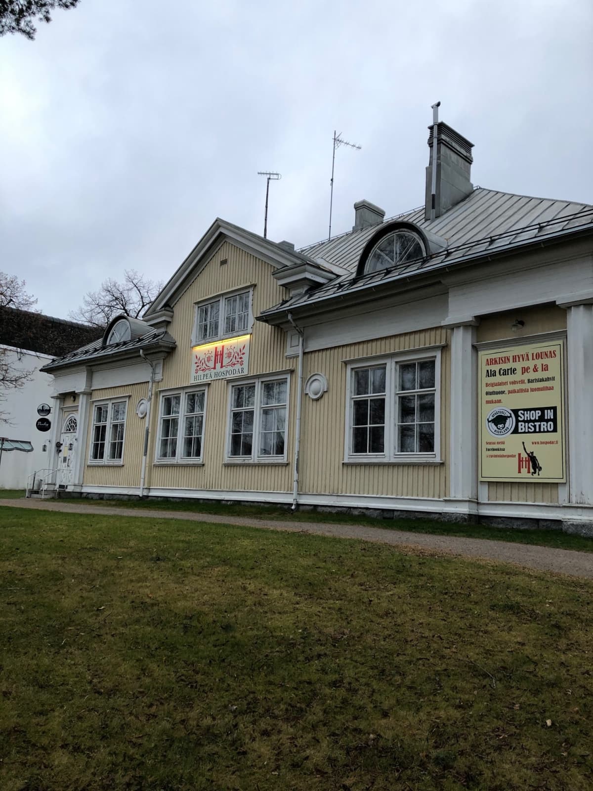 Ravintola Hilpeän Hospodarin julkisivu