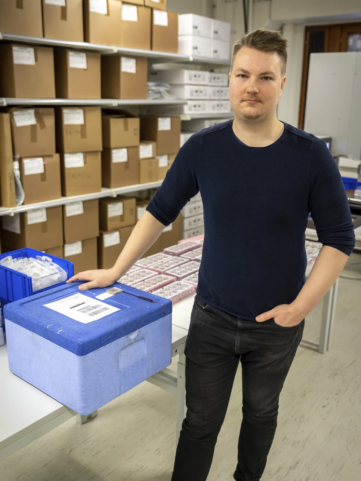 Logmore Oy:n toimitusjohtaja Janne Juhala kuivajäälaatikon vieressä.
