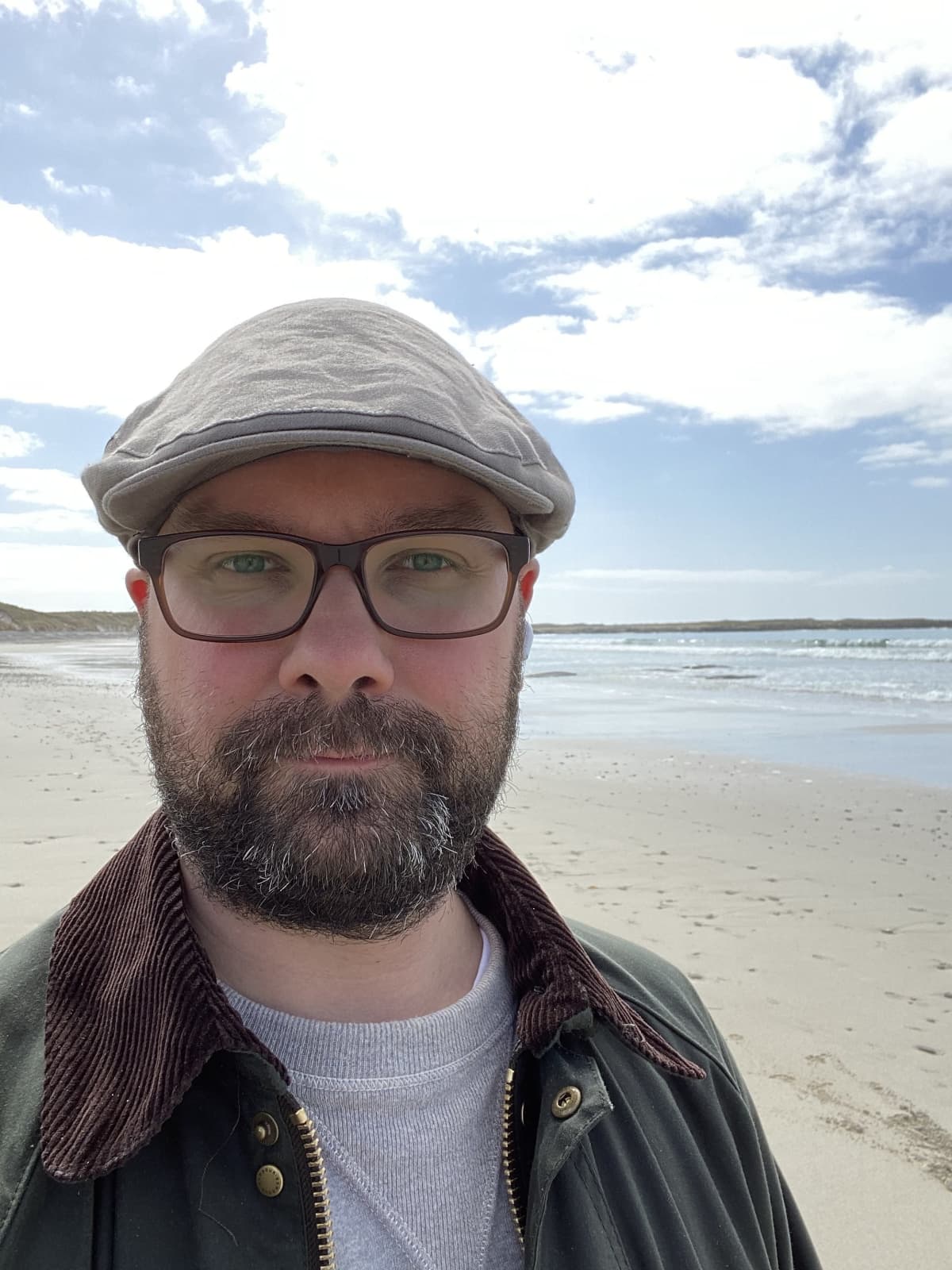 Lasse Hämäläisen ottama selfie hiekkarannalla Ulko-Herbidien saarella.