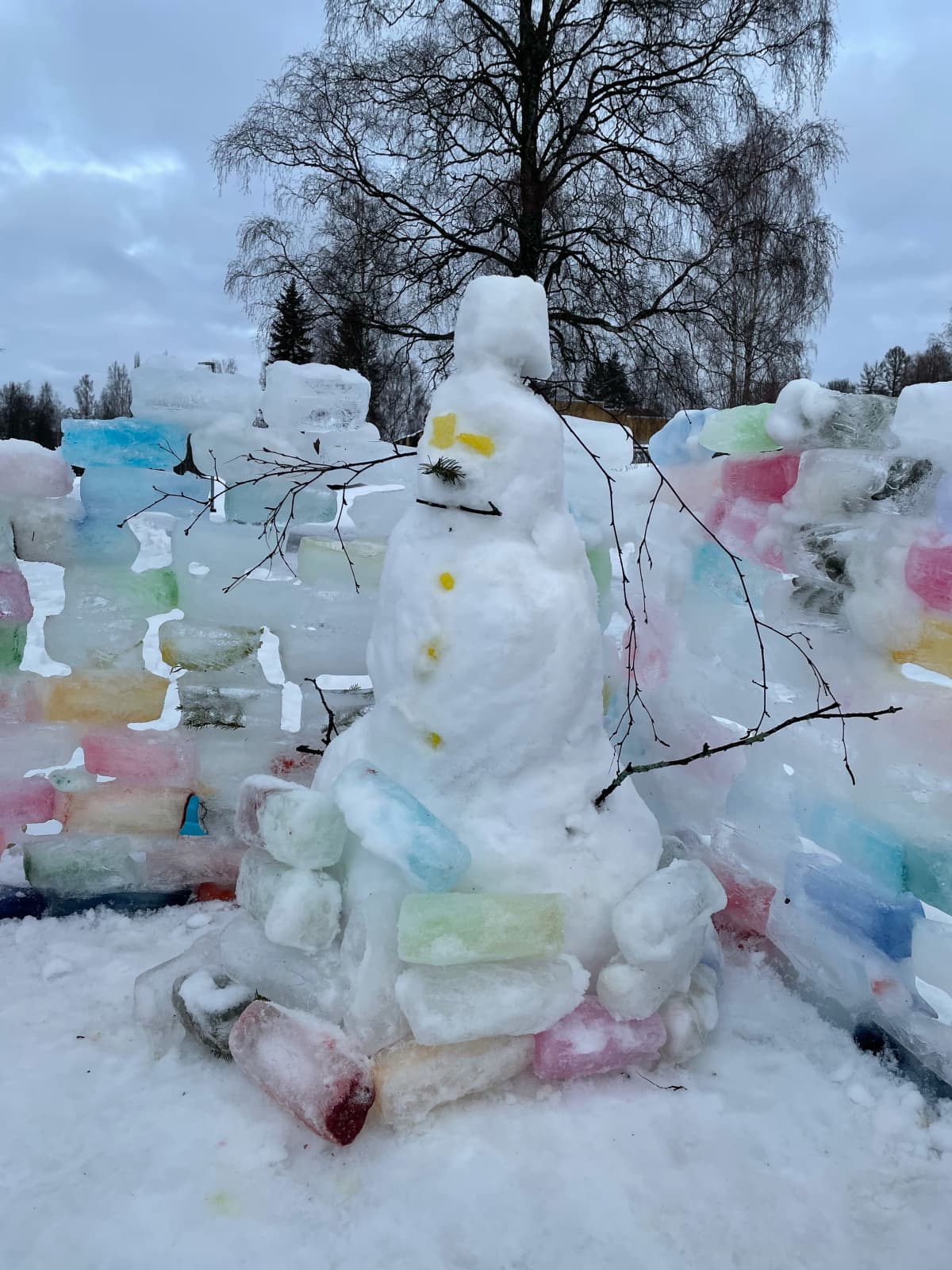 Lumiukko jäälinnassa