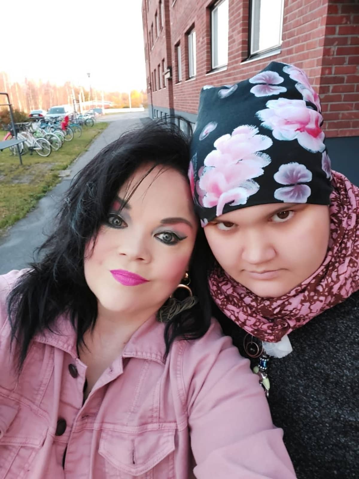 Heli Luokkala-Nevalainen tyttärensä kanssa.