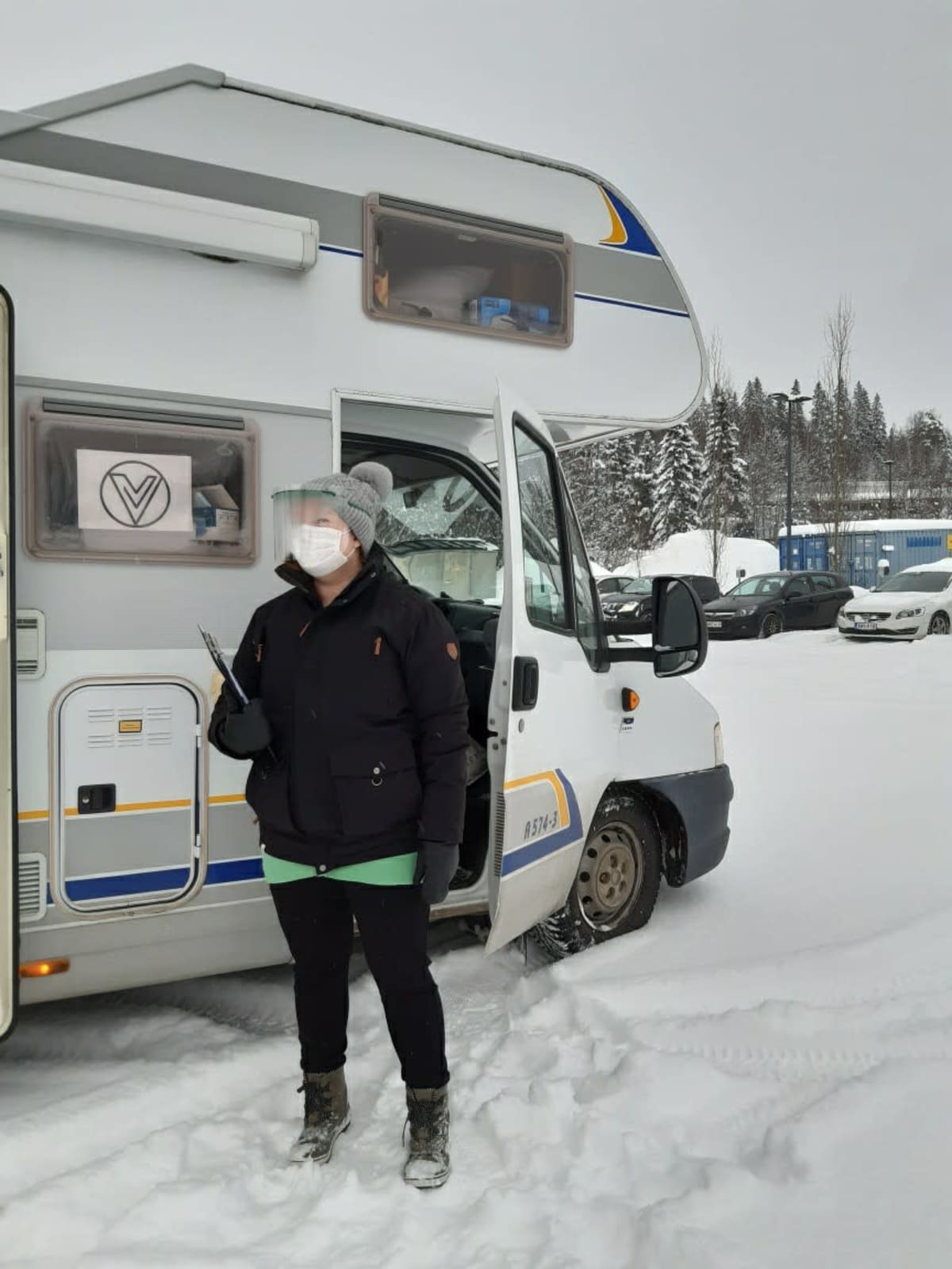 Hoitaja Iida Ruippo ohjasi koronan näytteenottoautoon tulevia