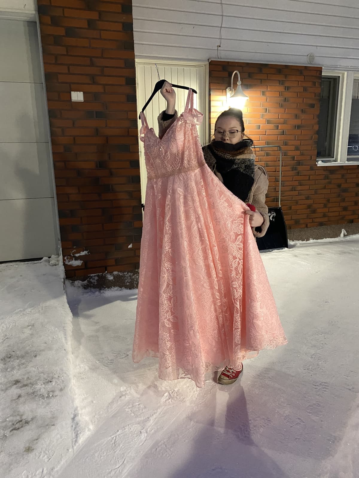 Anni Piirainen esittelee vanhojentansseja varten ostettua mekkoa.