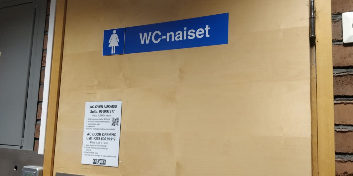 Yleisö-wc:n ovi Jyväskylän Matkakeskuksessa.
