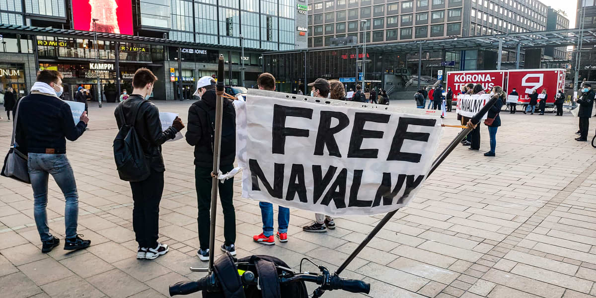 Noin 120 henkilö osoittamassa mieltään Aleksei Navalnyin vapauttamisen puolesta.