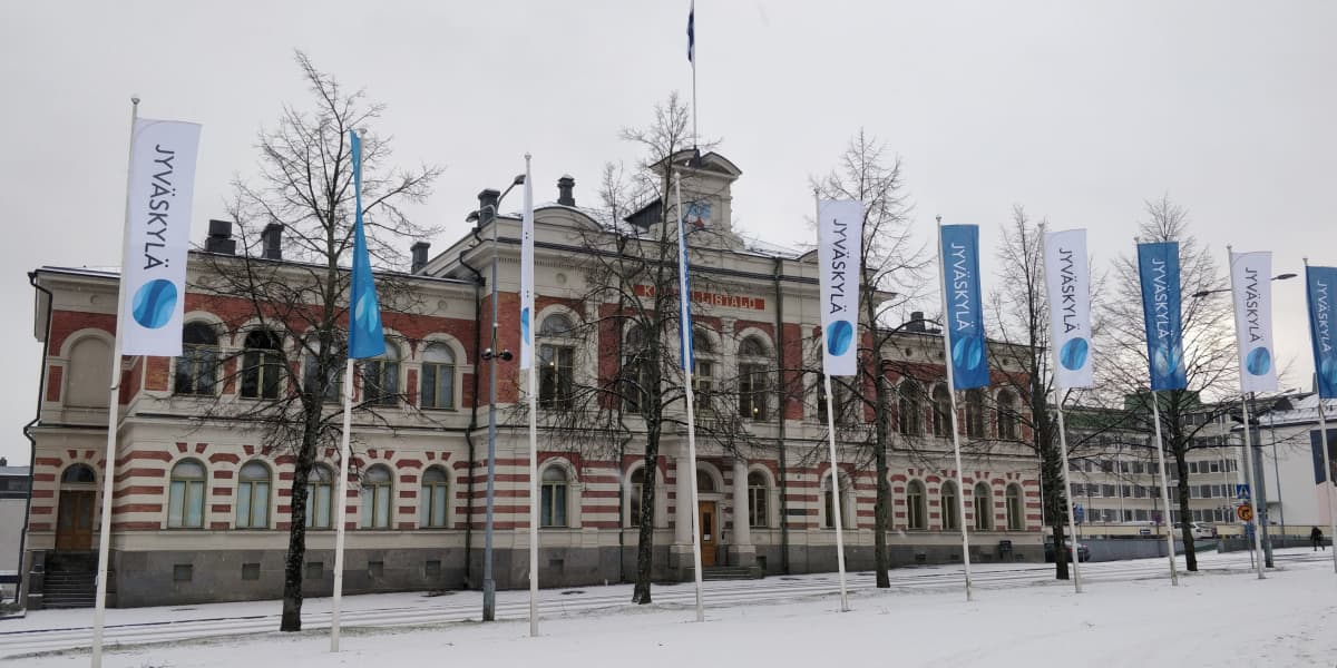 Jyväskylän kaupungintalon edustalla liehuu Jyväskylä-lippuja.