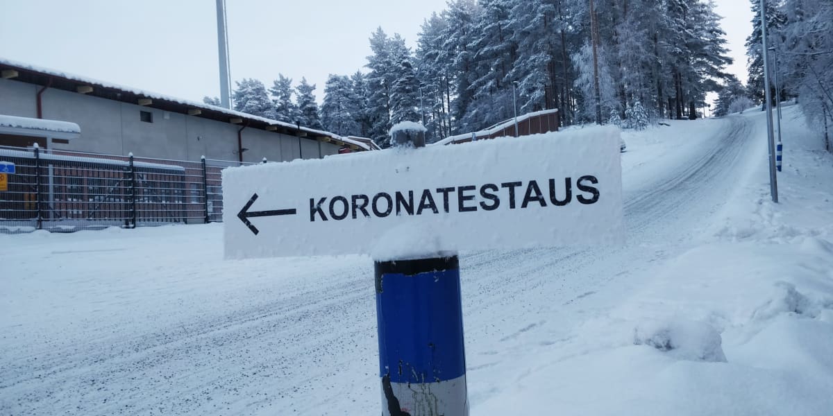 Koronavirustestauksesta kertova opastekyltti Jyväskylässä Harjun urheilukentän takana.