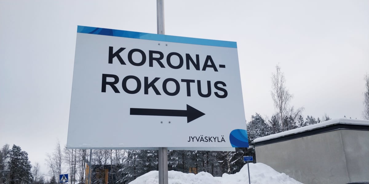Opastekyltti koronarokotukseen Kuokkalan terveysaseman pihassa Jyväskylässä.