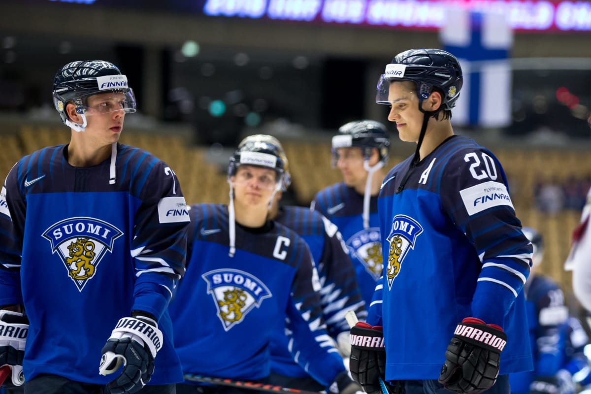 Markus Nutivaara, Mikael Granlund ja Sebastian Aho poistumassa kaukalosta Leijonien MM-ottelun jälkeen.