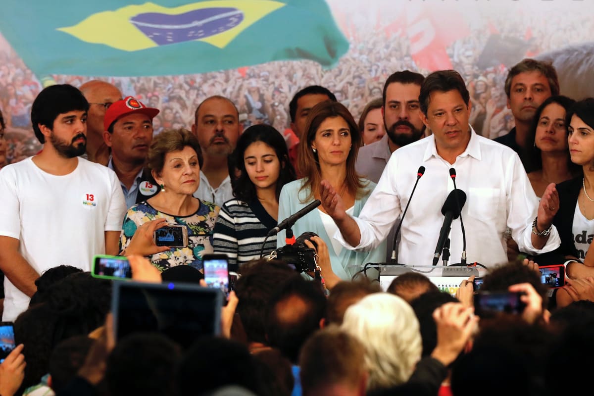Äärioikeistolainen Fernando Haddad puhuu vaalivalvojaisissa Sao Paulossa.