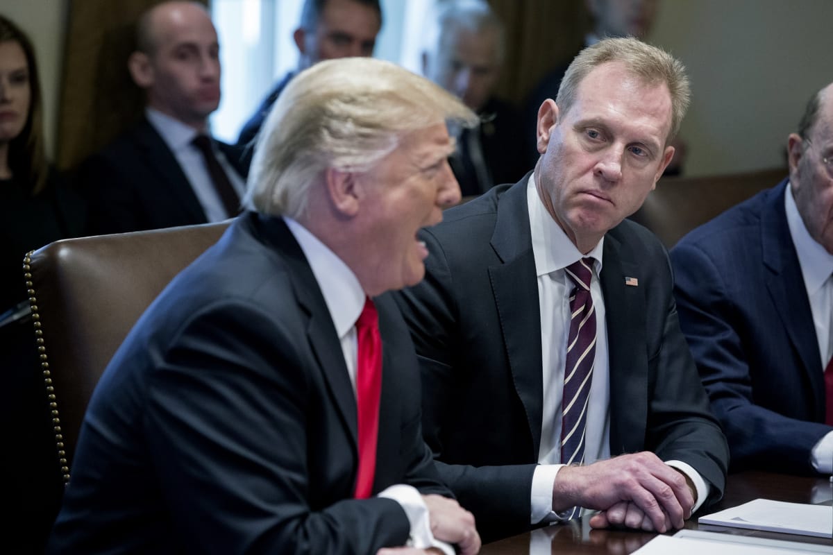 Virkaa tekevä puolustusministeri Patrick Shanahan ja presidentti Donald Trump kuvattuna Valkoisessa talossa 2. tammikuuta 2019.