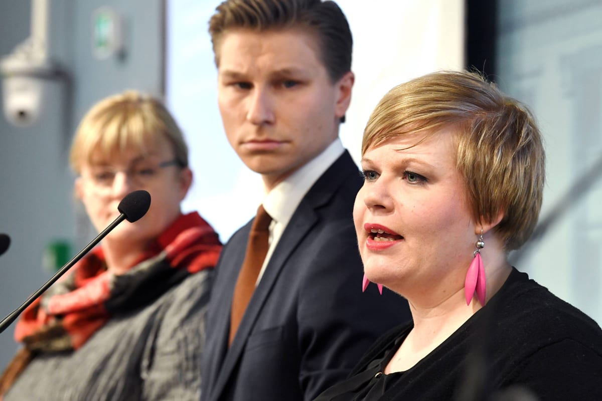 Perhe- ja peruspalveluministeri Annika Saarikko (edessä), oikeusministeri Antti Häkkänen ja sosiaali- ja terveysministeri Pirkko Mattila maakunta- ja sote-uudistuksen lainsäädännön ratkaisuehdotuksista kertovassa tiedotustilaisuudessa 27. helmikuuta.