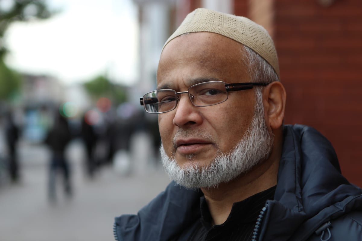 Mohammad Bari harmaine partoineen ja lakkeineen.