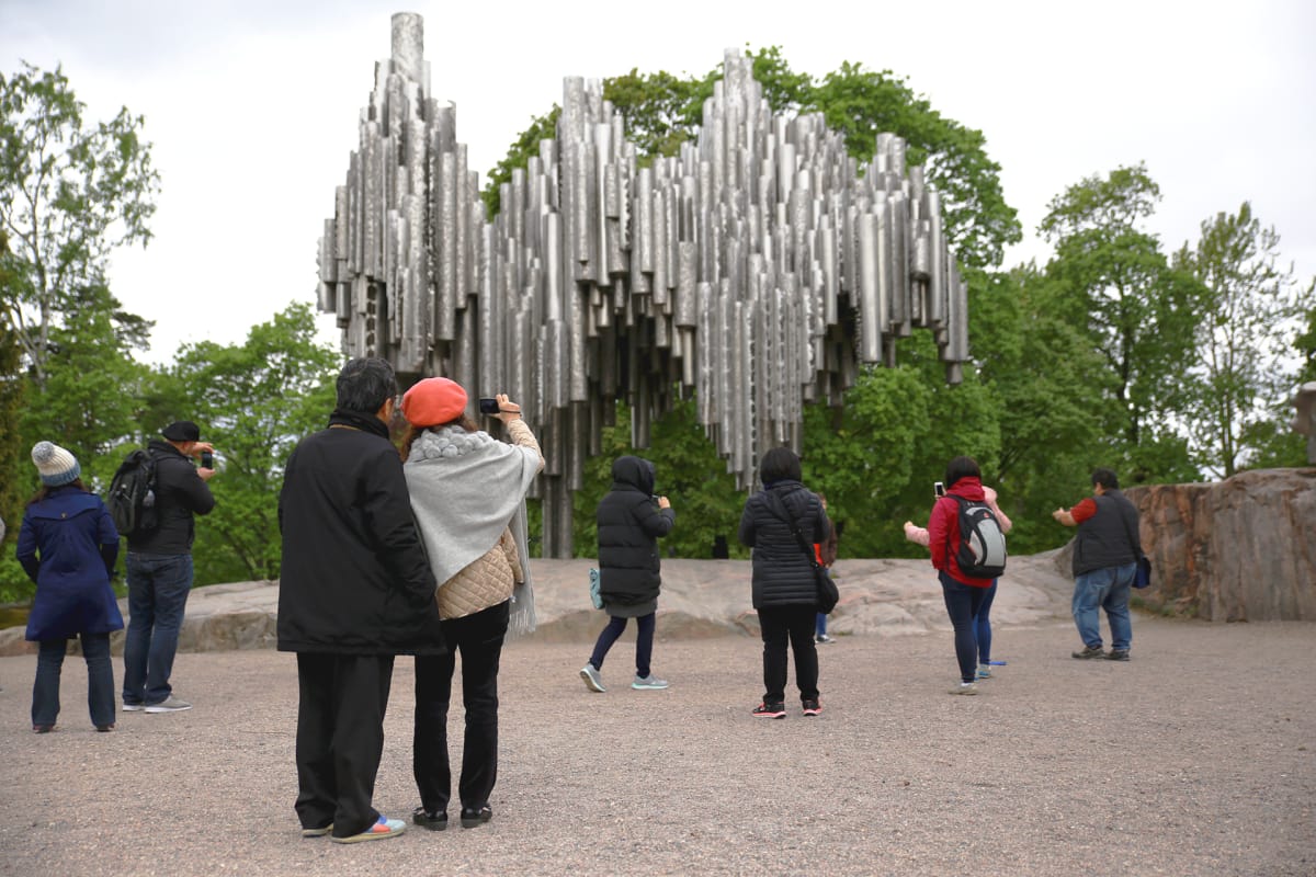 aasialaisia turisteja sibeliusmonumentilla