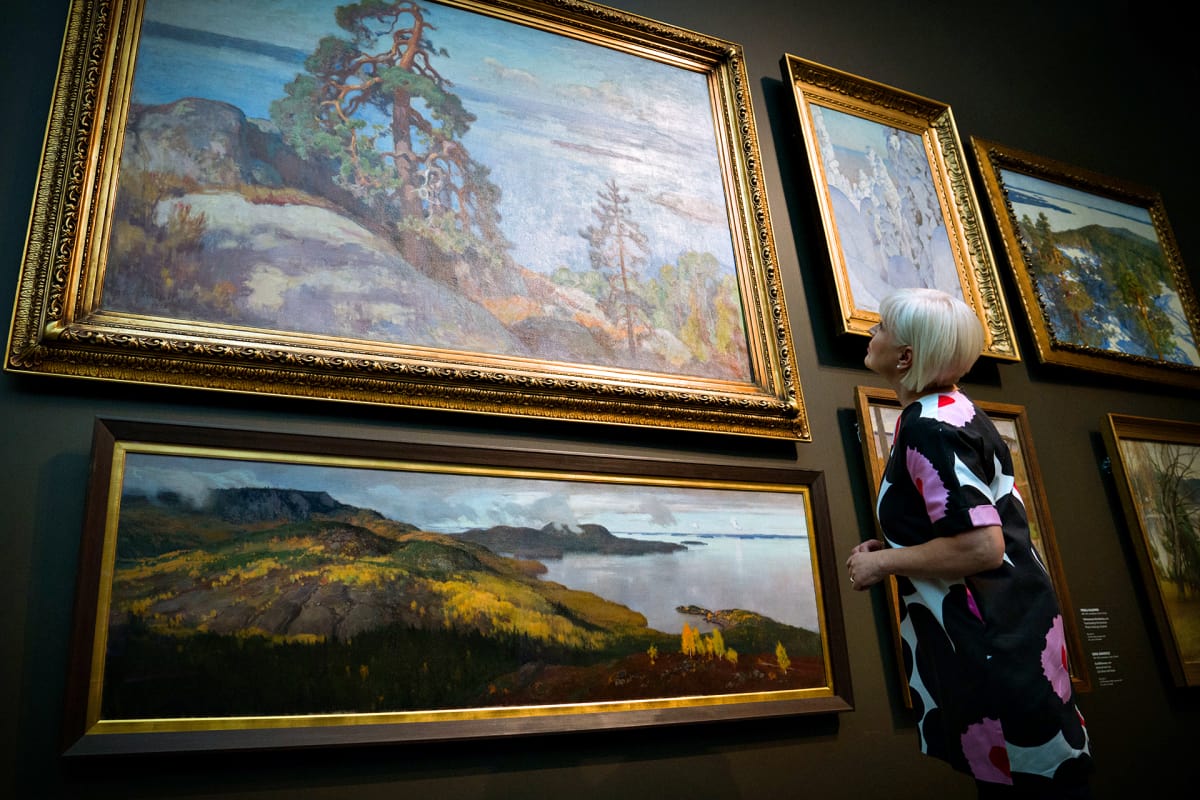 Seija Paasonen katselee klassisia kotimaisia maisemamamaalauksia Ateneumissa.